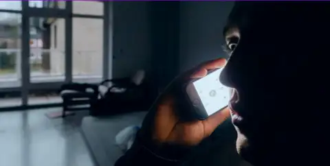 Инкоме Сток Эксчэндж Лтд применяет телефон как приспособление контакта со своими потенциальными жертвами